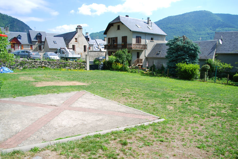 Parking et espace vert - Centre de vacances � Guchen, Haute-Pyrénées Parking et espace vert - Centre de vacances � Guchen, Haute-Pyrénées