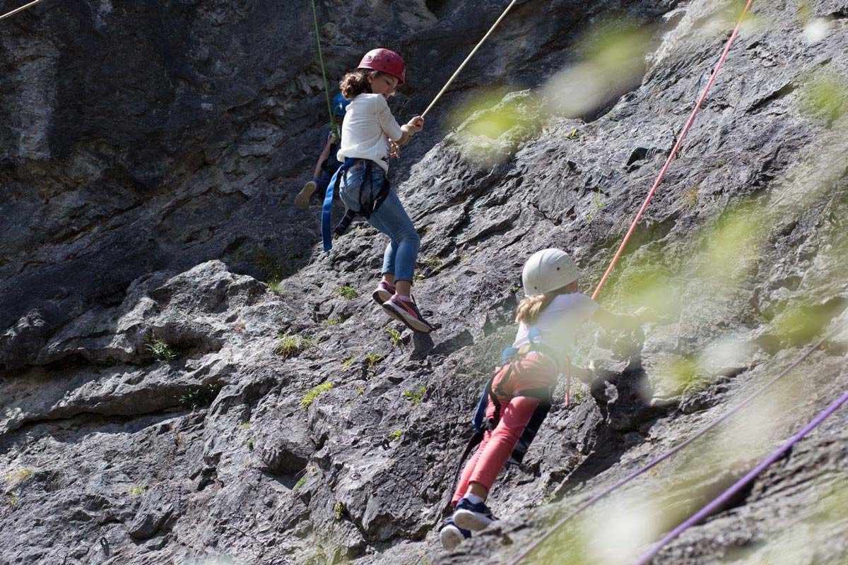 Canyon en groupe, Pyrénées Escalade en groupe d'enfants, Pyrénées