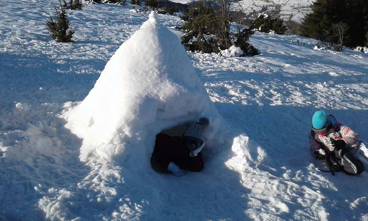 Construction d'igloo, randonnée en montagne en groupe d'enfants - Pyrénées